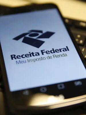 Apesar do atraso no fornecimento neste ano, a declaração pré-preenchida do Imposto de Renda Pessoa Física (IRPF) está parcialmente disponível desde a última segunda-feira (17). Os contribuintes podem acessar os rendimentos de 2024 e importar as informações da declaração do ano anterior, como identificação e endereço