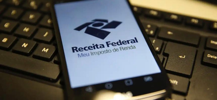 Apesar do atraso no fornecimento neste ano, a declaração pré-preenchida do Imposto de Renda Pessoa Física (IRPF) está parcialmente disponível desde a última segunda-feira (17). Os contribuintes podem acessar os rendimentos de 2024 e importar as informações da declaração do ano anterior, como identificação e endereço