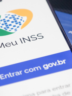 A Advocacia-Geral da União (AGU), representando judicialmente o Instituto Nacional do Seguro Social (INSS), ajuizou ação cautelar de urgência para pedir o bloqueio de bens móveis e imóveis na ordem de R$ 2,56 bilhões contra 12 entidades associativas (e seus dirigentes) investigadas por descontos irregulares realizados em benefícios de aposentados e pensionistas segurados do Regime Geral de Previdência Social (RGPS).