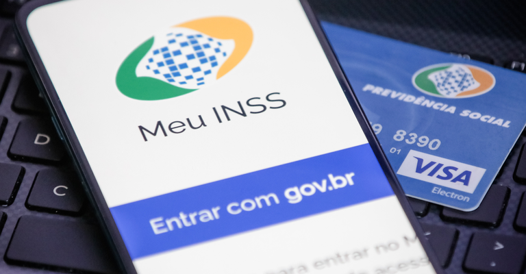 A Advocacia-Geral da União (AGU), representando judicialmente o Instituto Nacional do Seguro Social (INSS), ajuizou ação cautelar de urgência para pedir o bloqueio de bens móveis e imóveis na ordem de R$ 2,56 bilhões contra 12 entidades associativas (e seus dirigentes) investigadas por descontos irregulares realizados em benefícios de aposentados e pensionistas segurados do Regime Geral de Previdência Social (RGPS).