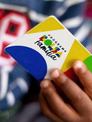 A Caixa Econômica Federal começa a pagar a parcela de agosto do Bolsa Família. Recebem nesta segunda-feira (18) os beneficiários com NIS de final 1...