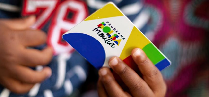 A Caixa Econômica Federal começa a pagar a parcela de agosto do Bolsa Família. Recebem nesta segunda-feira (18) os beneficiários com NIS de final 1...