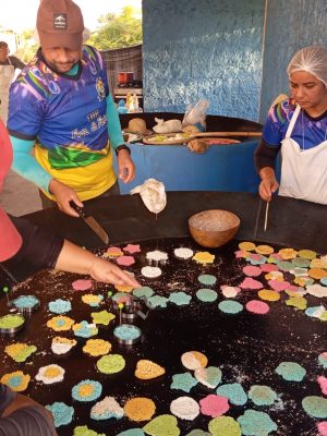 Moradores da comunidade rural Arixi, no município de Anamã (a 165 km de Manaus), participaram de uma capacitação voltada à produção e aproveitamento de derivados da mandioca. O curso, realizado entre os dias 22 e 26 de setembro, teve como foco o fortalecimento da agricultura familiar e a geração de renda a partir do uso mais eficiente dessa cultura tradicional na região.