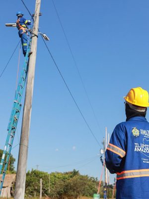 A cidade de Anamã, a 165 quilômetros de Manaus, acaba de concluir a substituição de antigas lâmpadas de iluminação pública por tecnologia LED, mais eficiente e econômica. A ação faz parte do programa Ilumina+ Amazonas, coordenado pela Unidade Gestora de Projetos Especiais (UGPE), ligada à Secretaria de Desenvolvimento Urbano e Metropolitano (Sedurb).